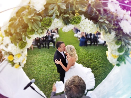 Bruiloft videograaf filmt met een GoPro de eerste kus van een bruidspaar
