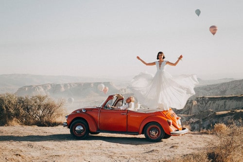 Koppel die persoonlijke touch geeft aan bruiloft video in Turkije in een volkswagen beetle auto