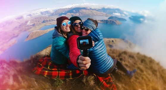 Levendige herinneringen van drie vriendinnen op een berg met een prachtig uitzicht